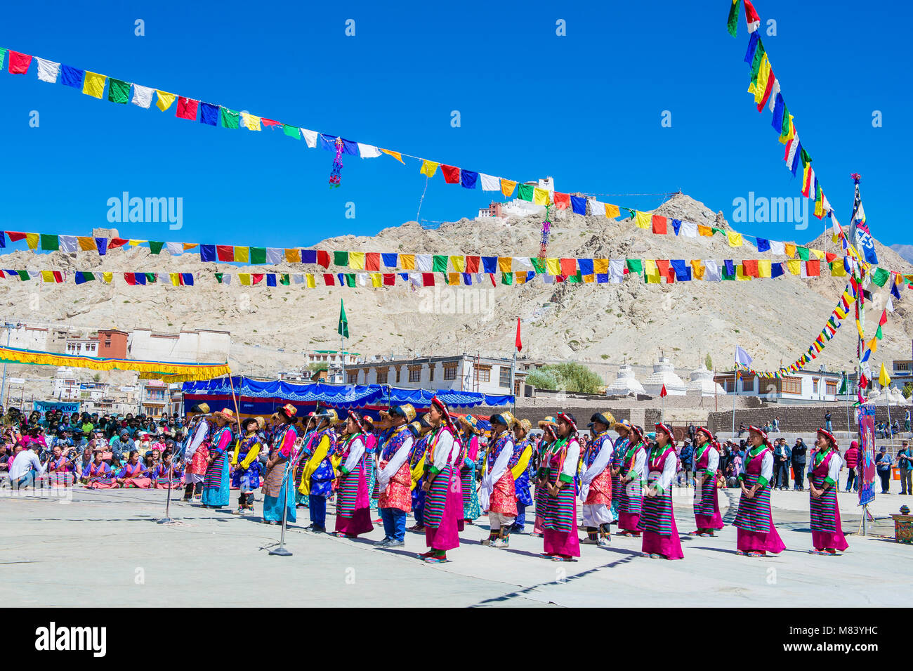 Les gens non identifiés avec costumes traditionnels ladakhis participe à la fête à Leh Ladakh Inde Banque D'Images