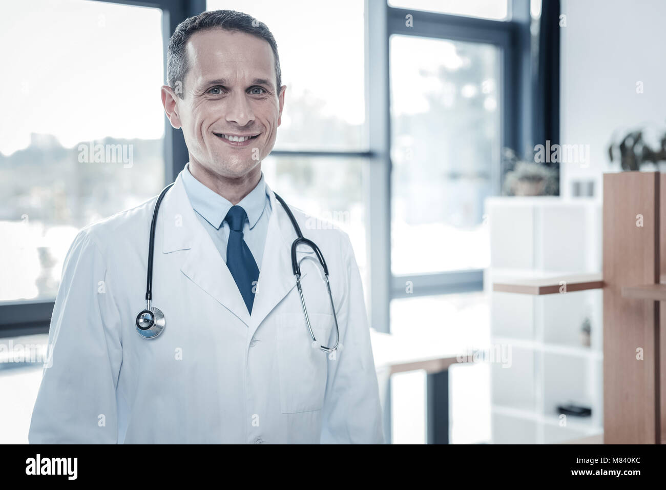 Médecin qualifié lui-même de se sentir bien confiant et souriant. Banque D'Images