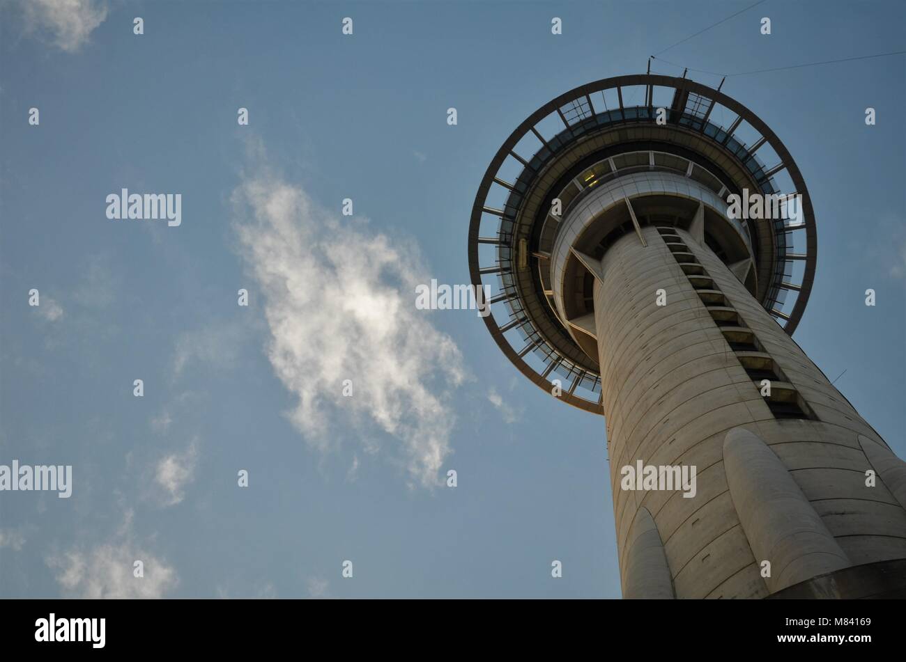 Auckland Sky Tower d'en bas Banque D'Images