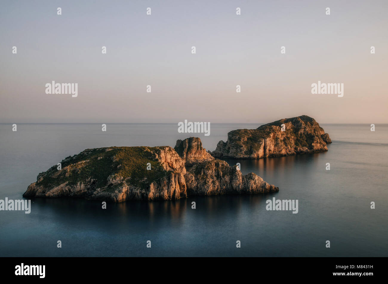 Majorque Santa Ponsa côte au coucher de soleil à Morro d'en Pere Joan bay à Majorque, îles Baléares de l'Espagne. Es roches Malgrat. Banque D'Images