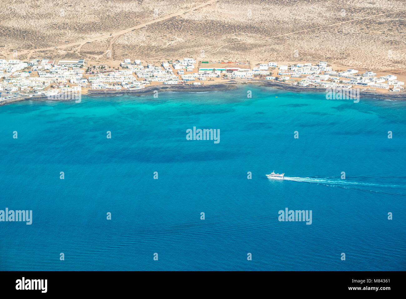 Vue aérienne d'un bateau dans l'océan avec la côte de la Graciose dans l'île de Lanzarote, îles Canaries, Espagne Banque D'Images