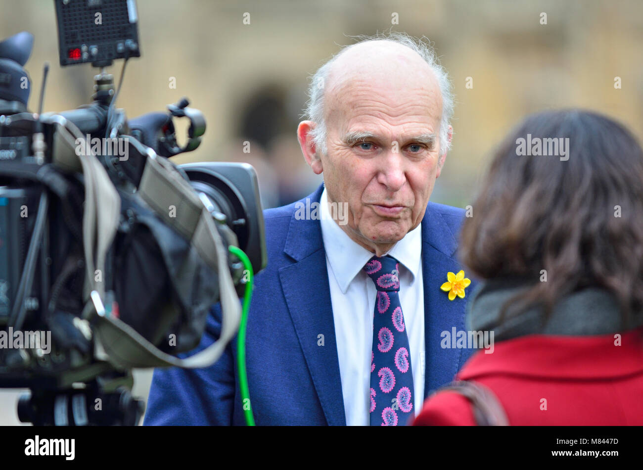Sir Vince Cable MP (Leader, Lib Dems) donnant une interview télévisée sur College Green après la déclaration de printemps du chancelier (mini-budget) 13 mars 2018 Banque D'Images