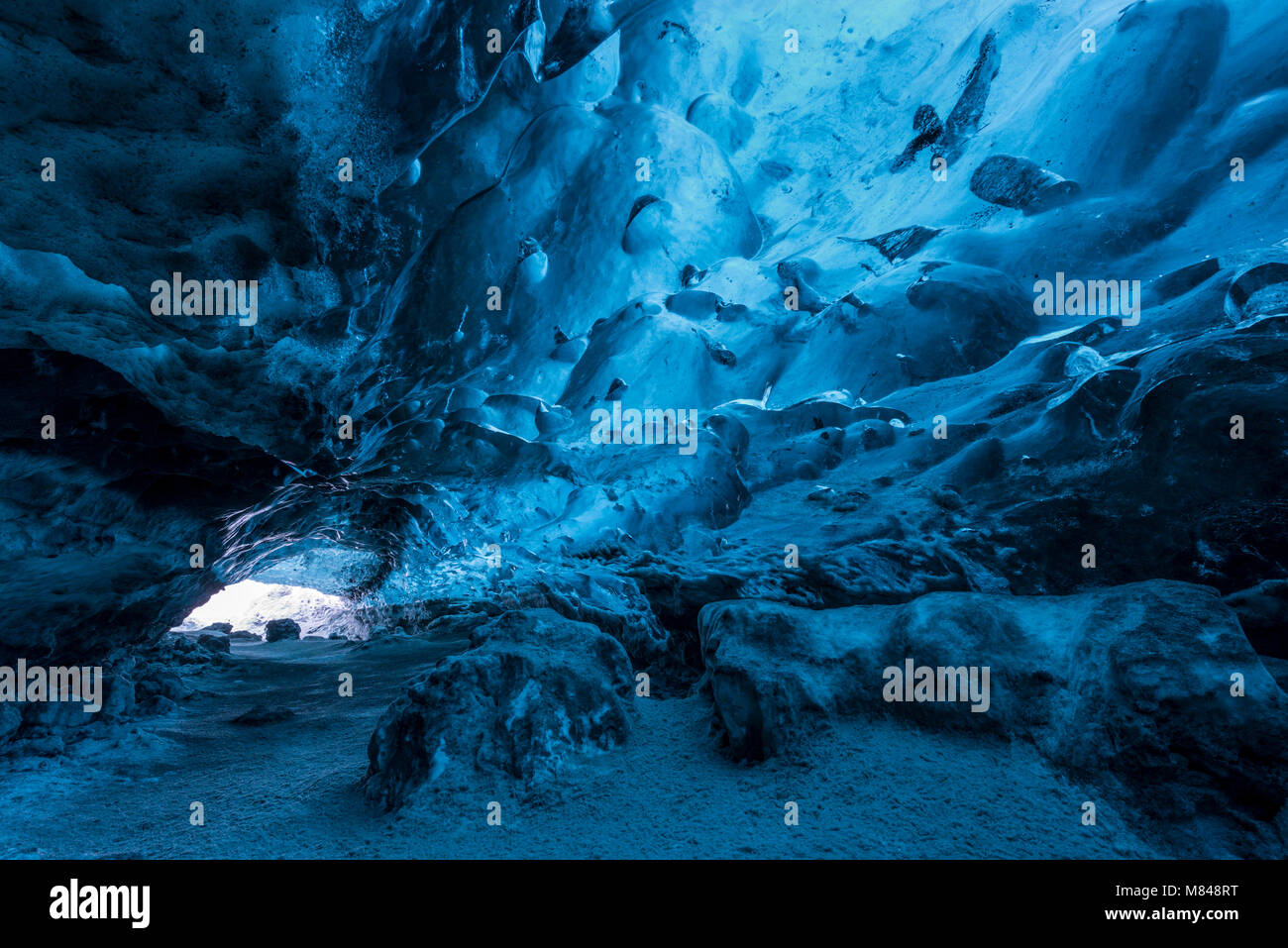 Grotte de glace sous un glacier, l'Islande, l'Europe. L'hiver (Janvier) 2017. Banque D'Images