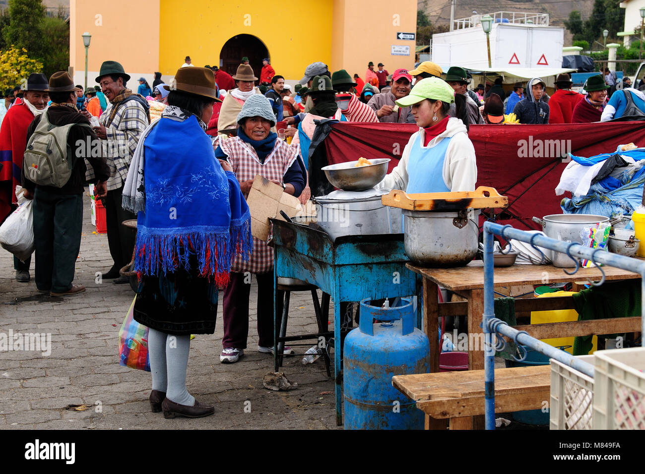 L'ÉQUATEUR, PUJILI - 11 août 2012 ; les vêtements femme équatorienne dans les aliments frais de vente sur un marché dans le village de Pujili Banque D'Images