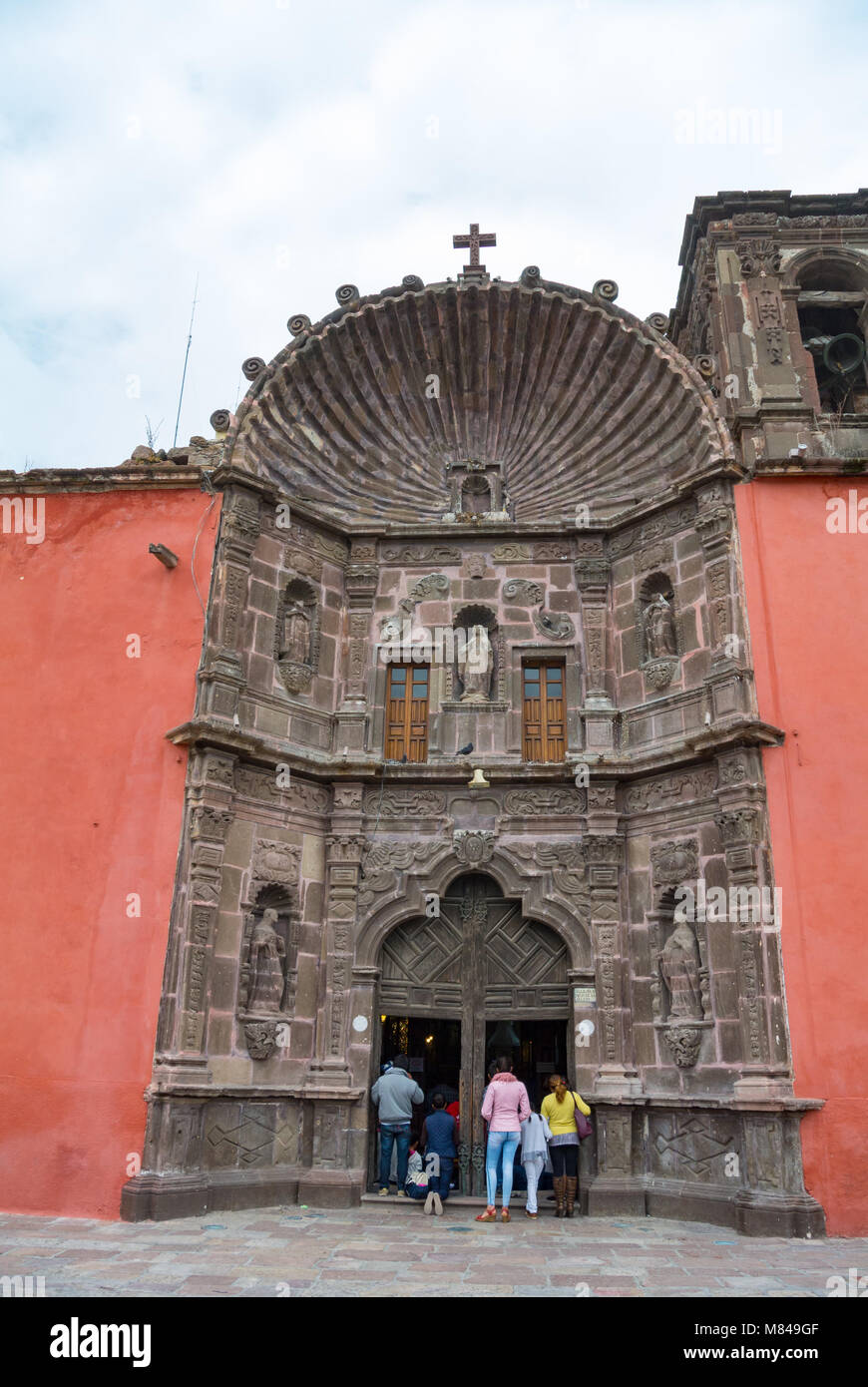 La façade de l'église de l'Oratorio de San Felipe Neri avec les gens de la région, San Miguel de Allende, Guanajuato, Mexique Banque D'Images