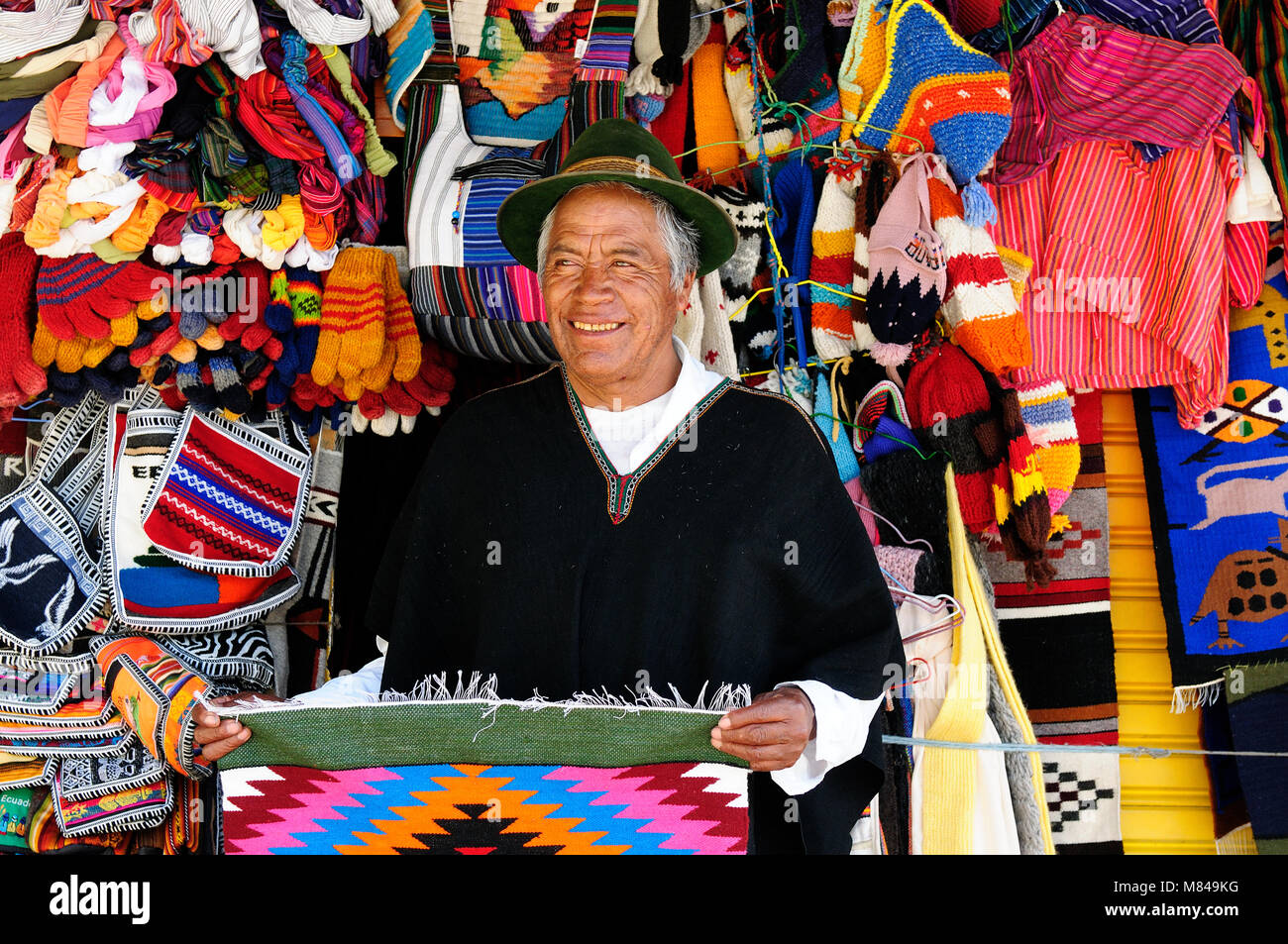 BANOS, EQUATEUR - 04 août 2012 : l'Equadorian dans un costume national est la vente de souvenirs de l'artisanat dans la petite ville de Banos Banque D'Images