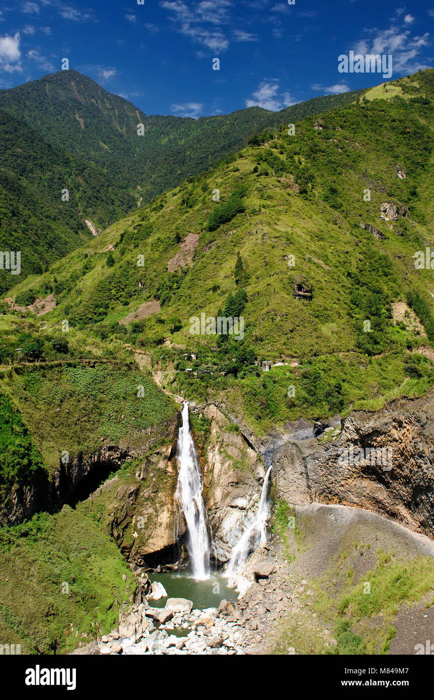Belle cascade dans la forêt de nuages près de Banos, l'une des plus alléchantes Ecuadors et destination touristique populaire Banque D'Images