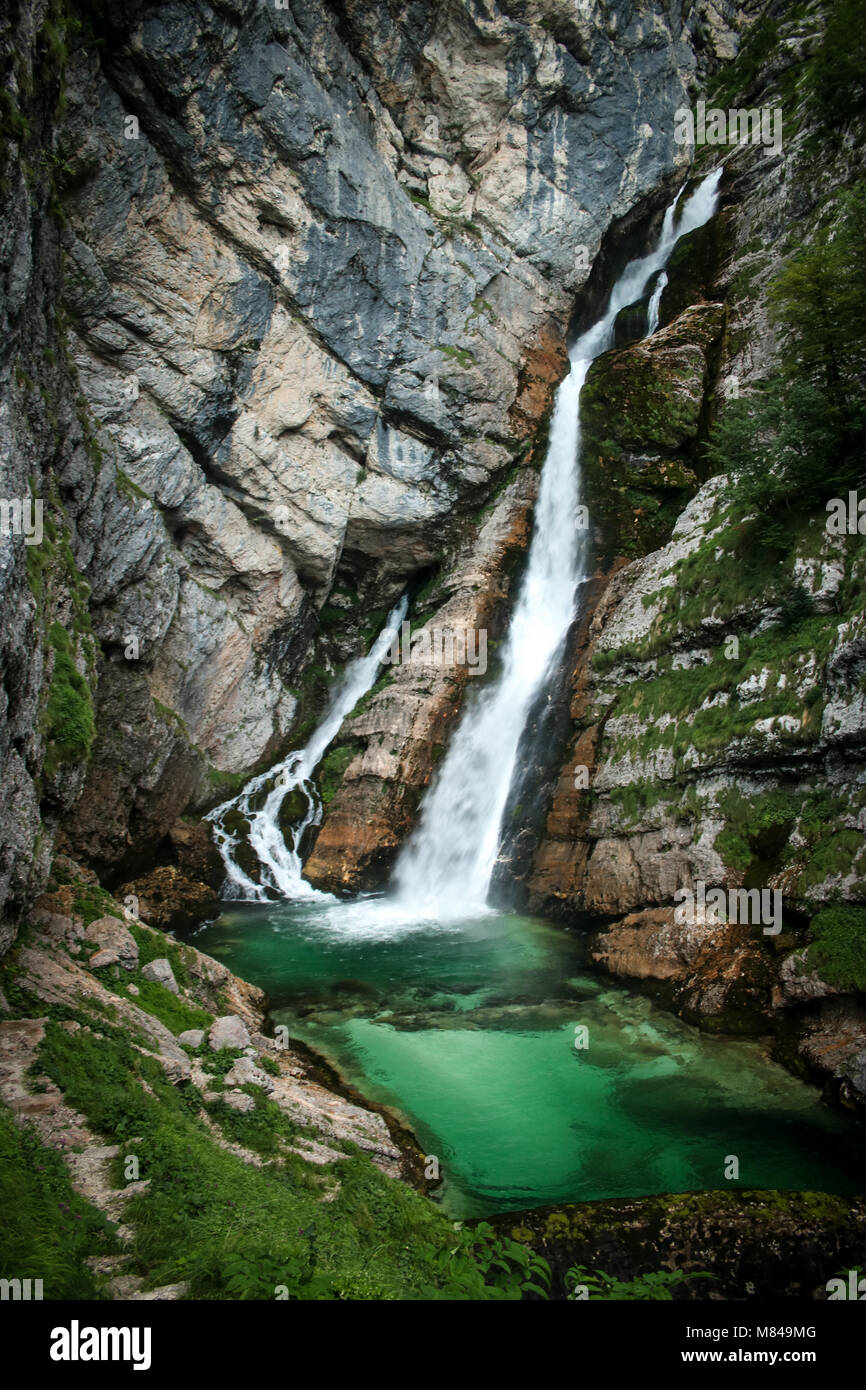 Savica waterfall près de lac de Bohinj. Une belle cascade aux eaux vert émeraude clair en cristal. Banque D'Images