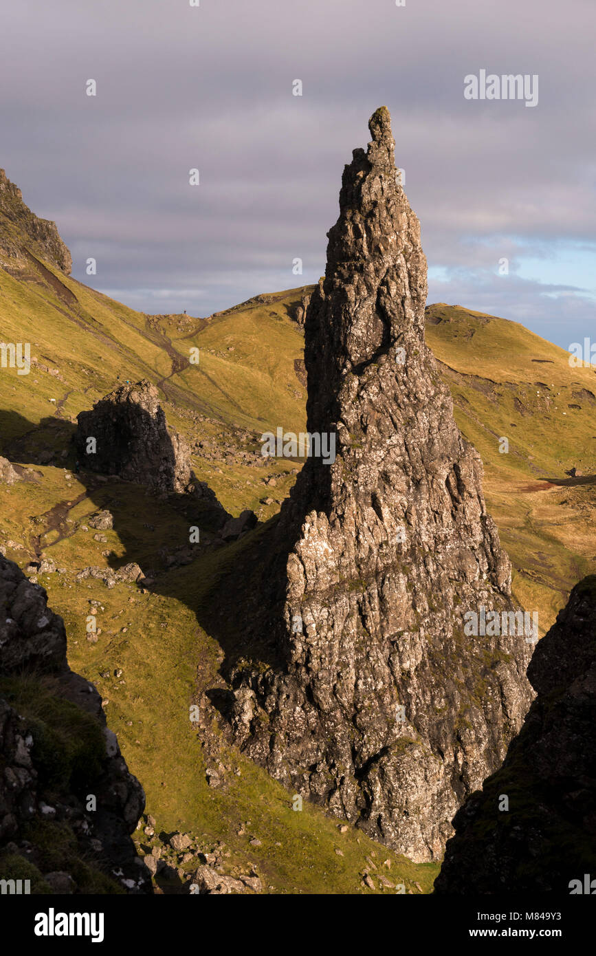 Rocher de l'aiguille, l'une des colonnes de basalte qui est à côté de l'ancien homme de Storr, île de Skye, en Ecosse. L'automne (novembre) 2017. Banque D'Images