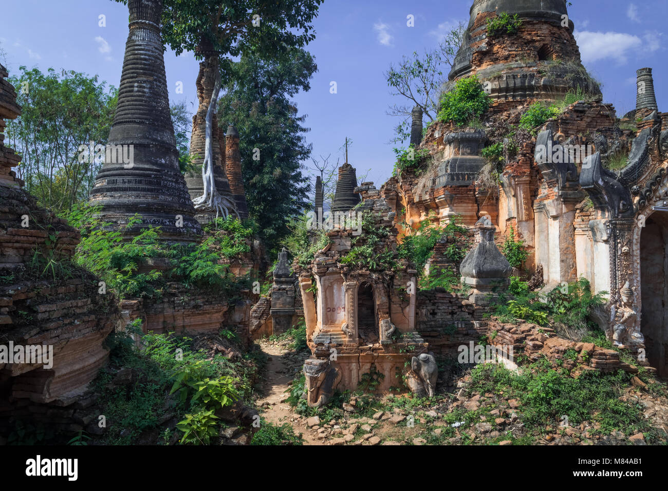 Stupas à Shwe Inn Dein Pagode, près du lac Inle, Myanmar Banque D'Images