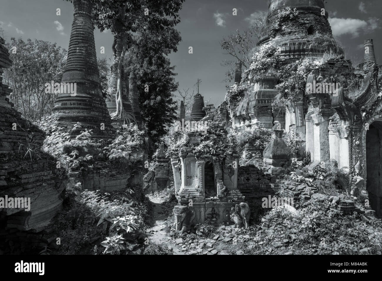 Stupas à Shwe Inn Dein Pagode, près du lac Inle, Myanmar Banque D'Images