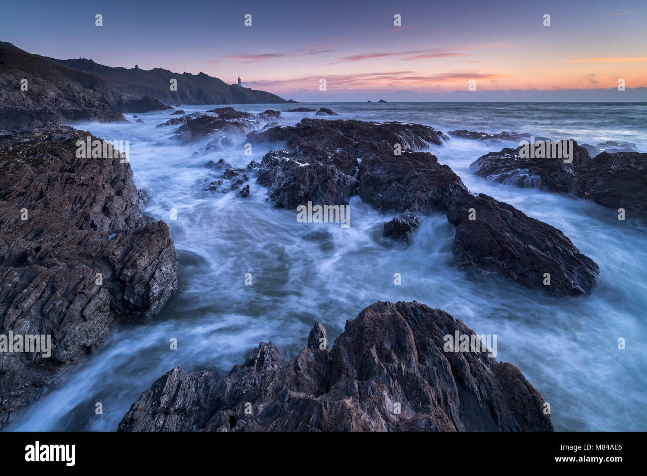 Vagues tourbillonnent autour de l'aspect roches au large de Start Point, South Hams, Devon, Angleterre. L'hiver (Janvier) 2018. Banque D'Images