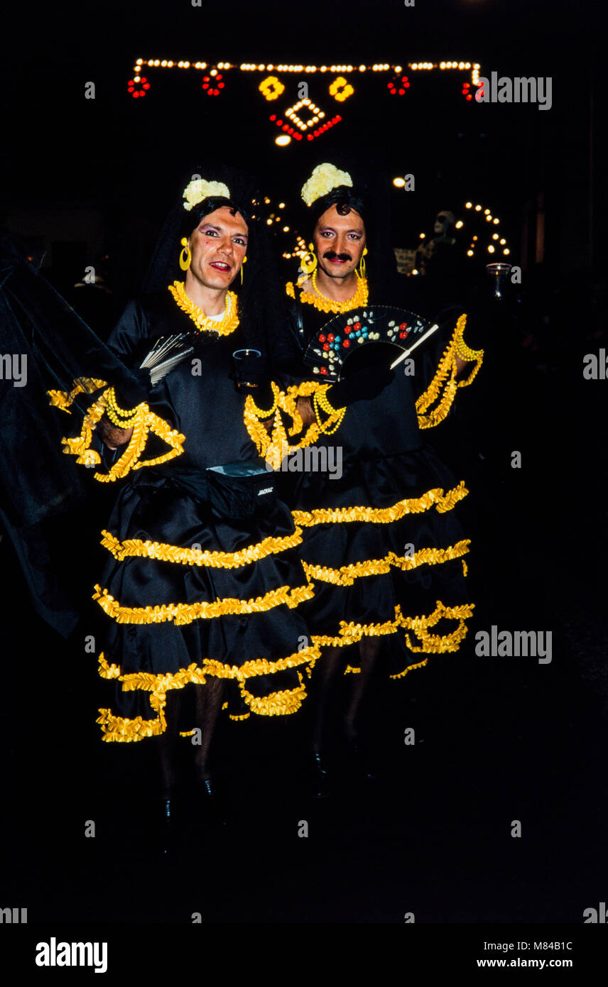 Des hommes à faire glisser à l'enterrement de la sardine, funeral parade au carnaval, mercredi des cendres, photographie d'archives, le Carnaval de Santa Cruz de Tenerife, février, 1994, Banque D'Images