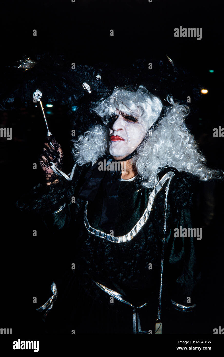 Des hommes à faire glisser à l'enterrement de la sardine, funeral parade au carnaval, mercredi des cendres, photographie d'archives, le Carnaval de Santa Cruz de Tenerife, février, 1994, Banque D'Images