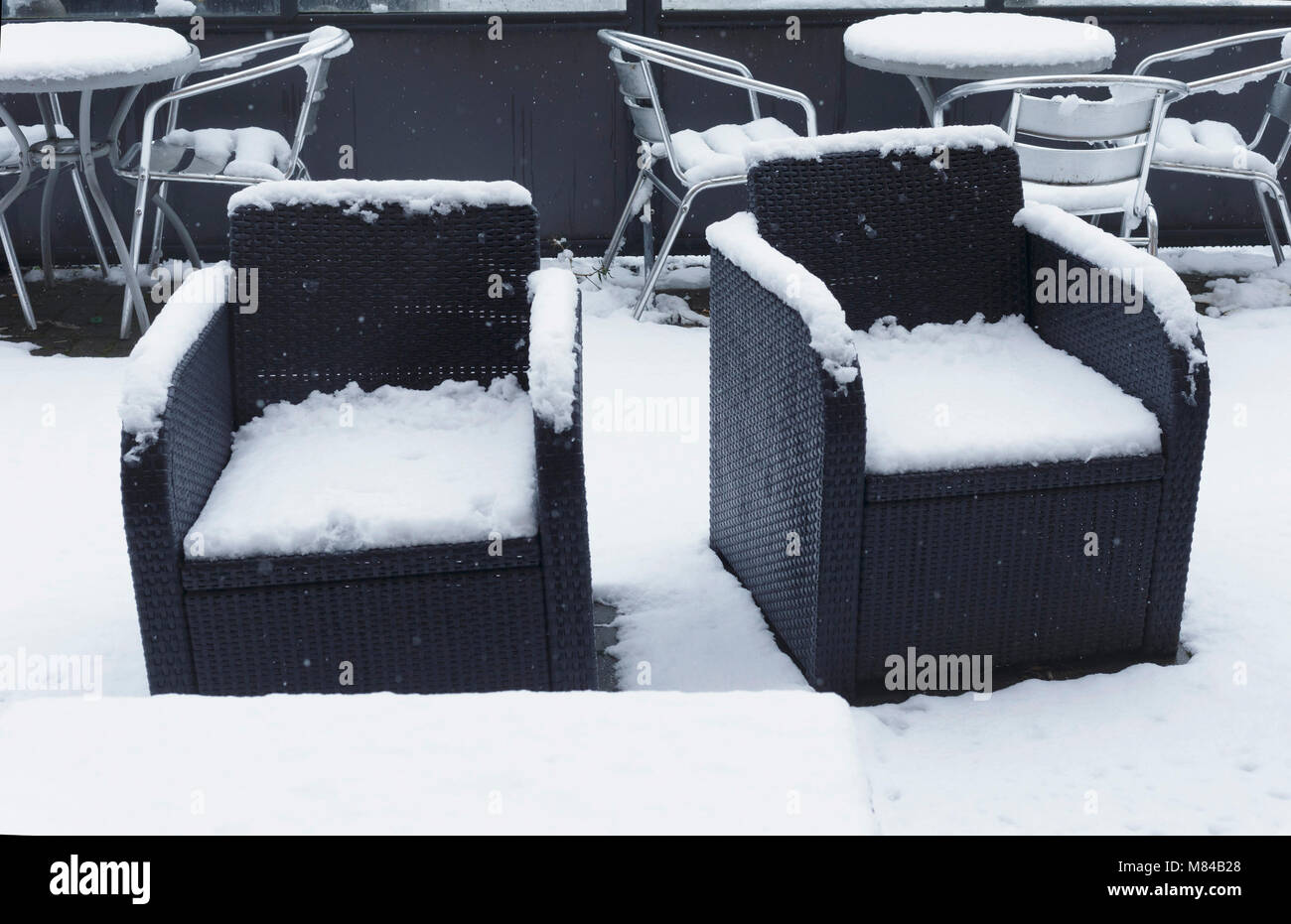 Des tables et des chaises couvertes de neige, Woodhouse, Leeds, Angleterre. 8 mars 2018 Banque D'Images