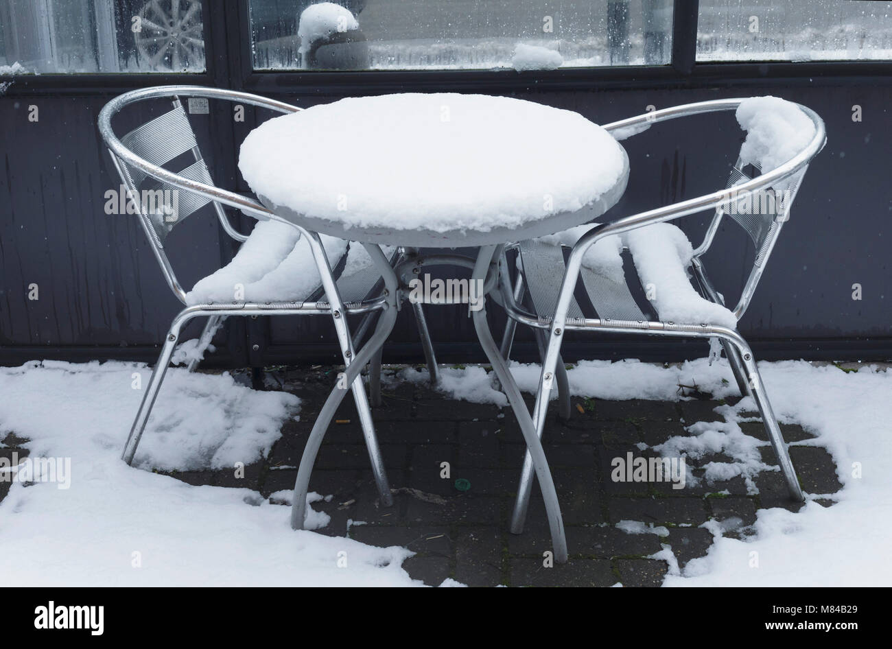 Des tables et des chaises couvertes de neige, Woodhouse, Leeds, Angleterre. 8 mars 2018 Banque D'Images