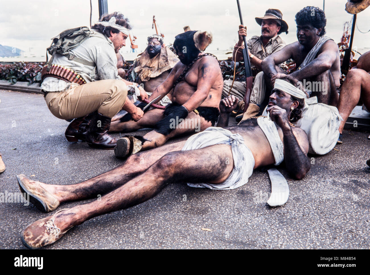 Group habillé en noir et les chasseurs d'esclaves jusqu'au carnaval, photographie d'archives, le Carnaval de Santa Cruz de Tenerife, février, 1994, Banque D'Images