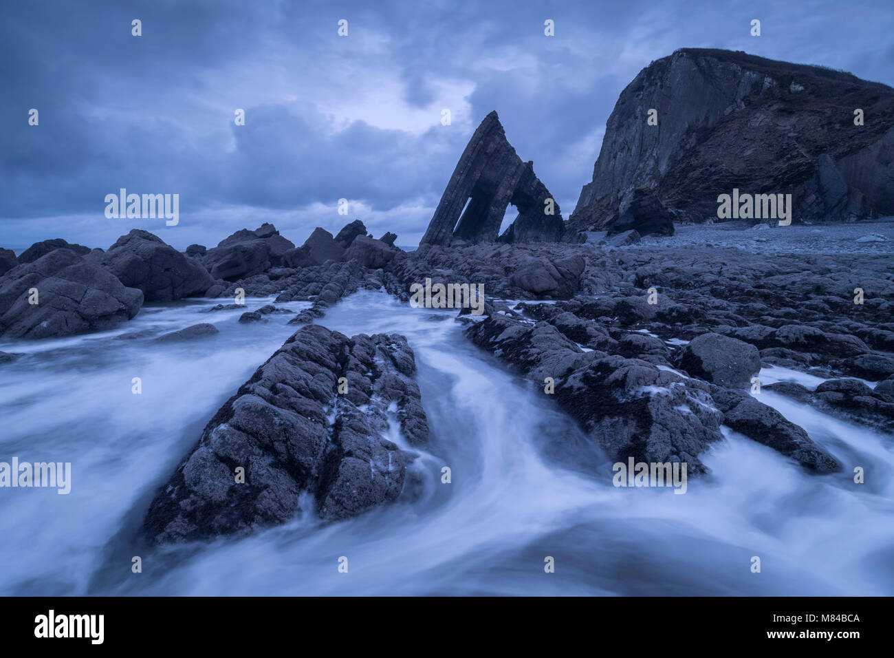 Paysage côtier spectaculaire avec Blackchurch à Mouthmill Rock Cove, sur la côte nord du Devon, Angleterre. L'hiver (février) 2018. Banque D'Images