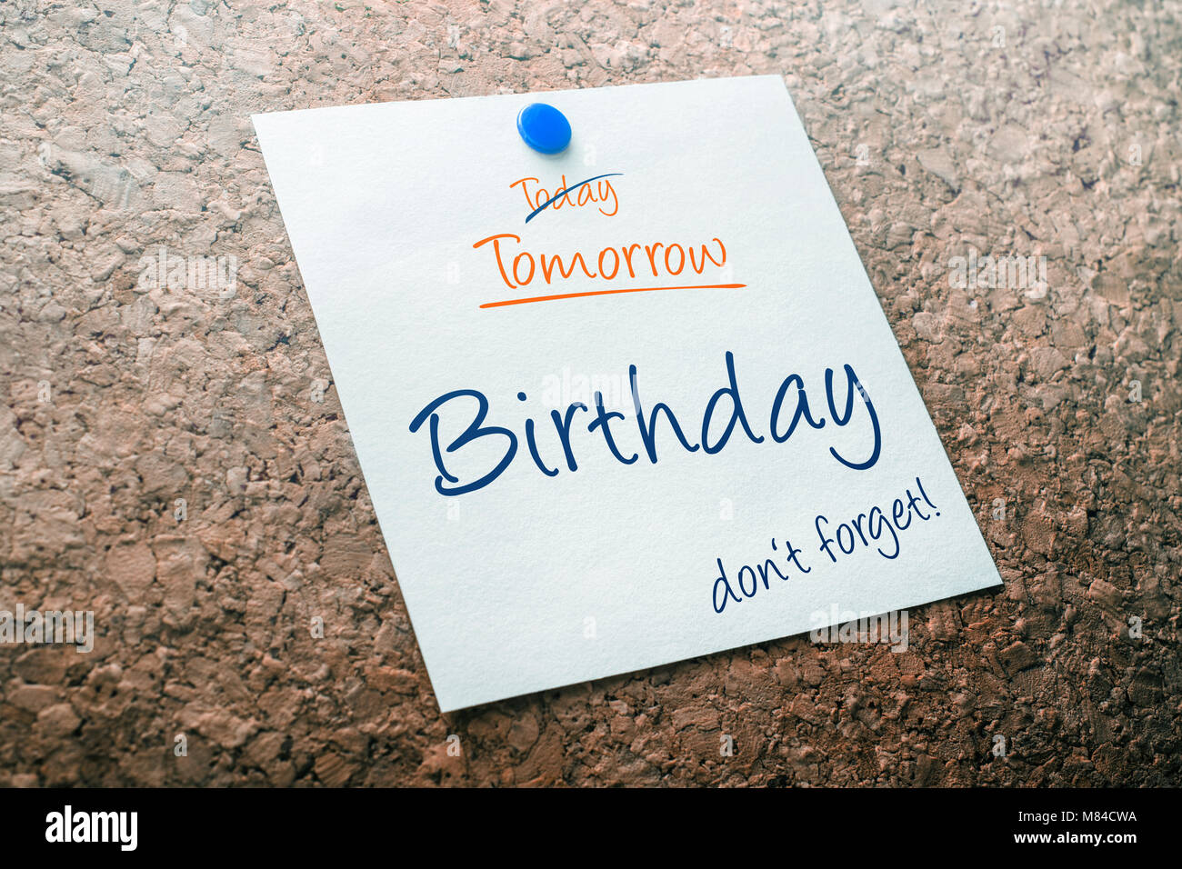 Rappel D Anniversaire Pour Demain Avec Barre Aujourd Hui Epinglee Sur Le Panneau De Liege Photo Stock Alamy