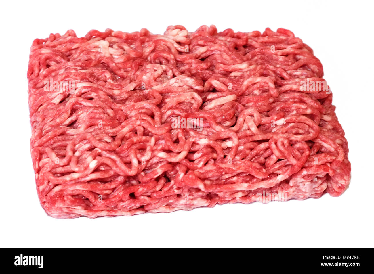 La viande hachée crue ou la viande bovine, isolé sur fond blanc. La viande fraîche, ingrédient pour la cuisson. high angle view. Banque D'Images