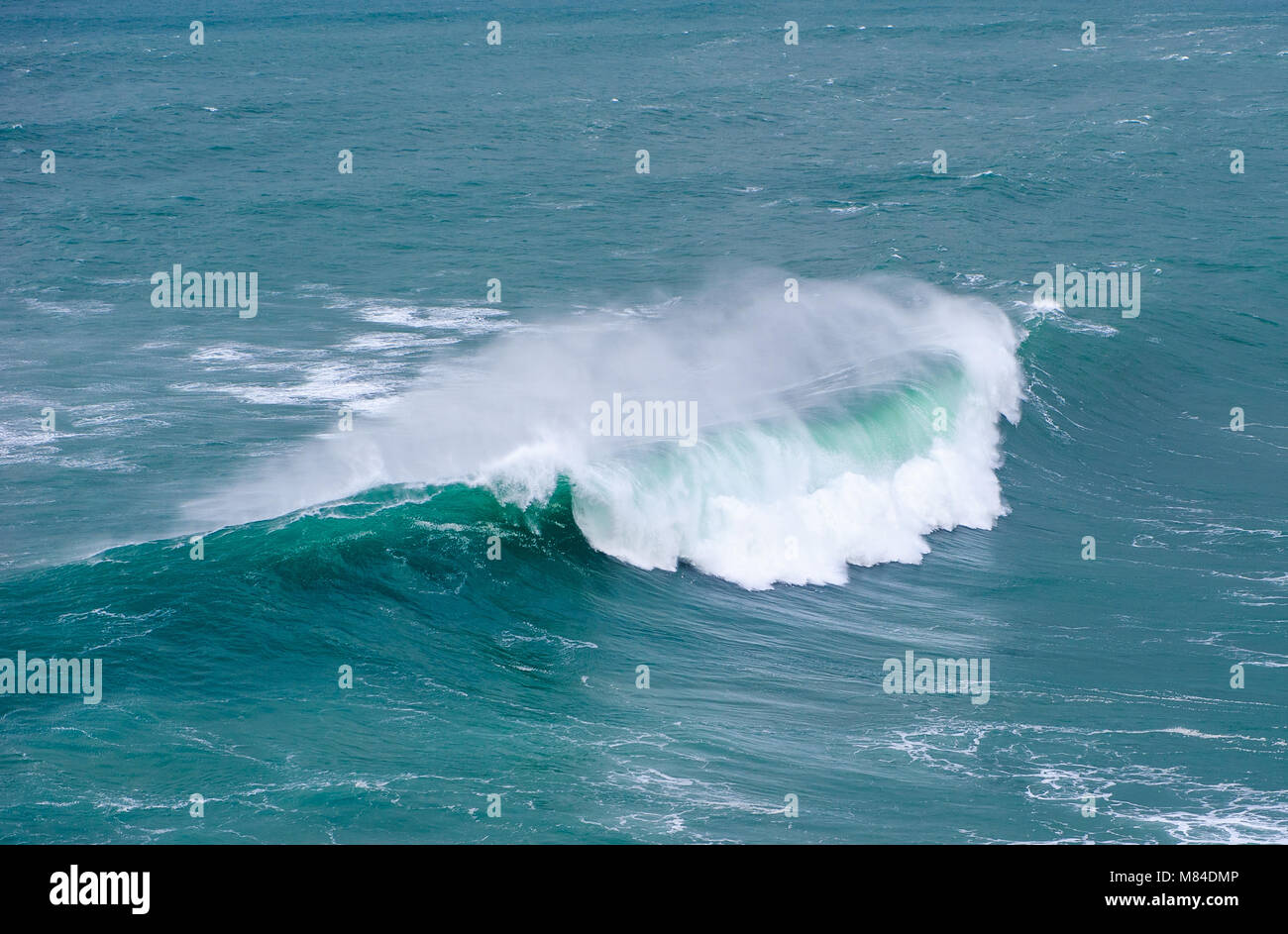 Immense océan vague casser dans Albufeira, Portugal Banque D'Images
