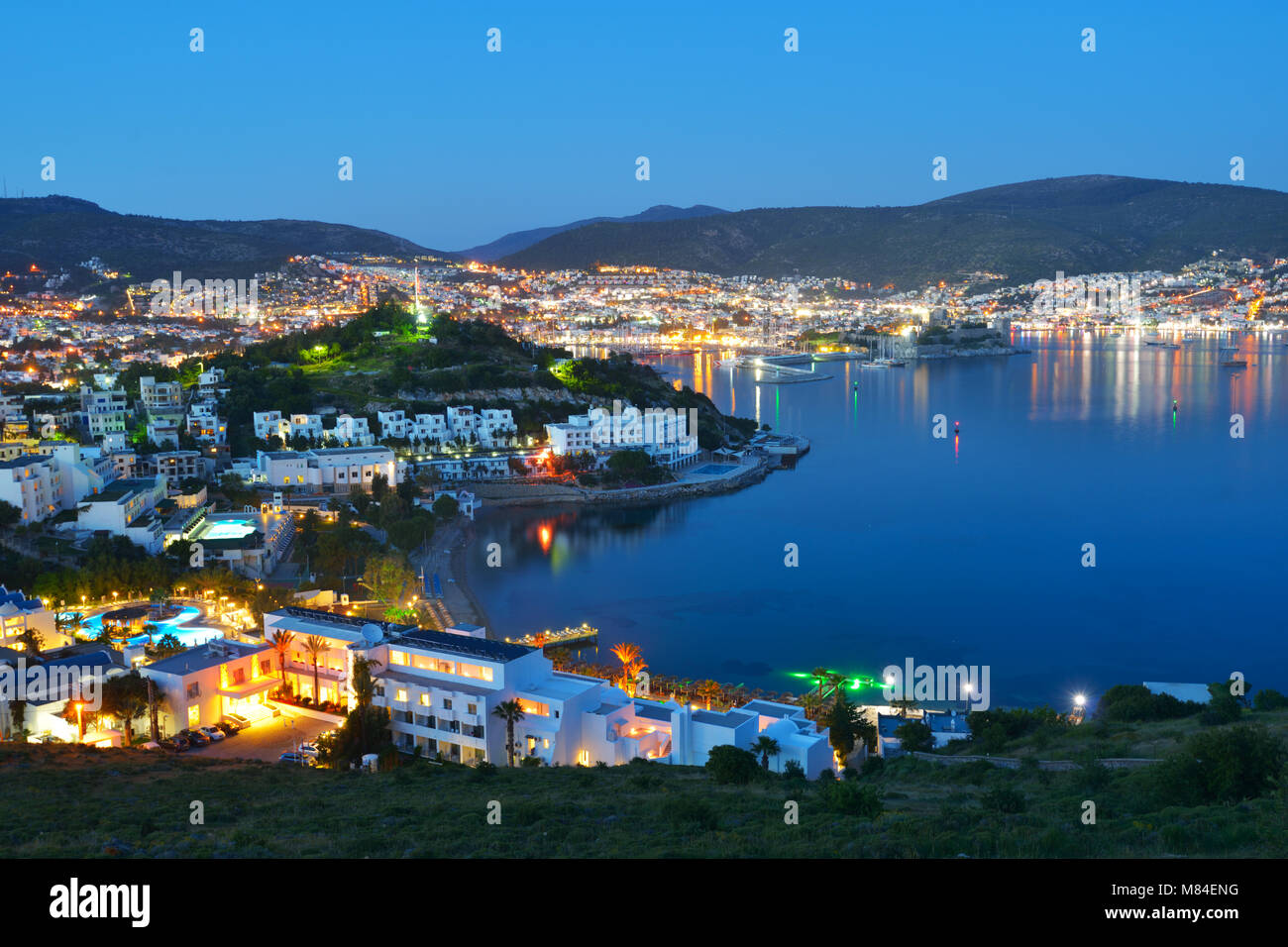 Nuit vue sur la baie et la ville de Bodrum, Turquie Banque D'Images