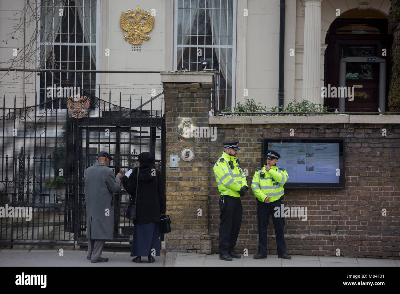 Le jour où le gouvernement britannique attend une explication du Kremlin sur l'empoisonnement par les gaz neurotoxiques Novichok à Salisbury d'ex-espion russe Sergueï Skripal et sa fille Julia, agents de la police métropolitaine se tiennent à l'extérieur de la Fédération de Russie et de l'ambassade Consulat Section, le 13 mars 2018, à Londres en Angleterre. Banque D'Images