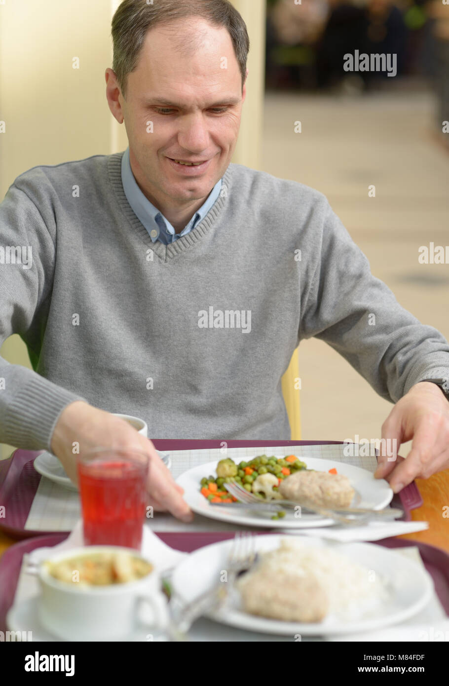 L'homme de manger son dîner dans un restaurant Banque D'Images