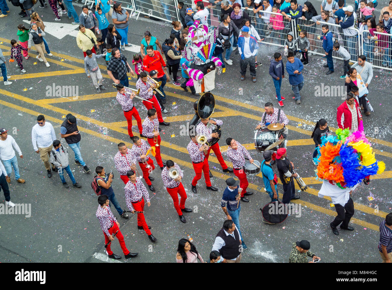 Morelia, Michoacán, Mexique, 10th de febulary, 2018, Une parade avec musiciens et personnes en costume traditionnel Banque D'Images