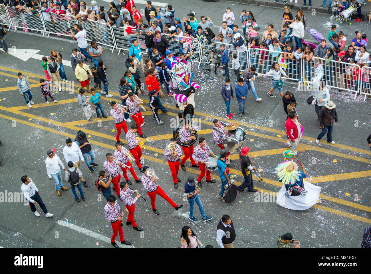 Morelia, Michoacán, Mexique, 10th de febulary, 2018, Une parade avec musiciens et personnes en costume traditionnel Banque D'Images