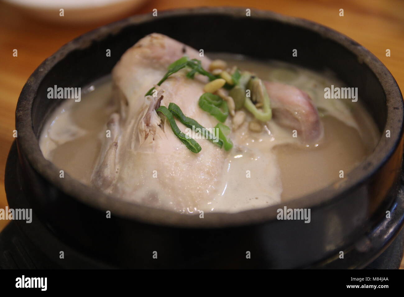 La nourriture coréenne, le ginseng de la soupe au poulet (Samgyetang). Il se compose principalement d'un tout jeune poulet - rempli avec de l'ail, riz, jujube, et le ginseng. Banque D'Images