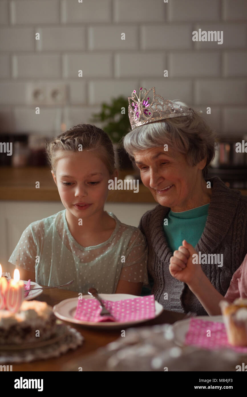 Grand-mère fête son anniversaire avec petites-filles Banque D'Images