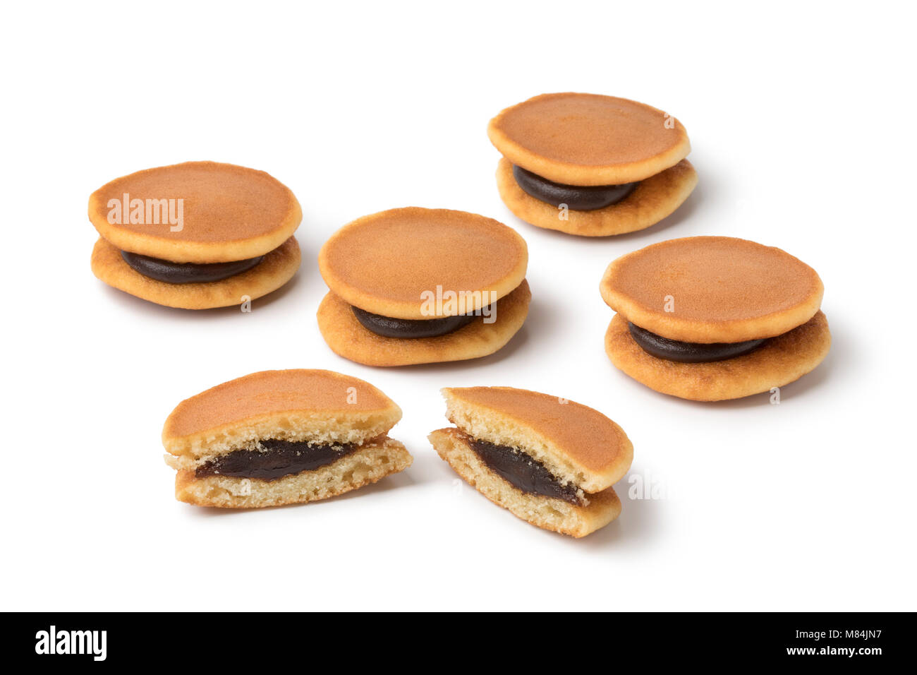 Ensemble et la moitié Dorayaki japonais close up isolé sur fond blanc Banque D'Images