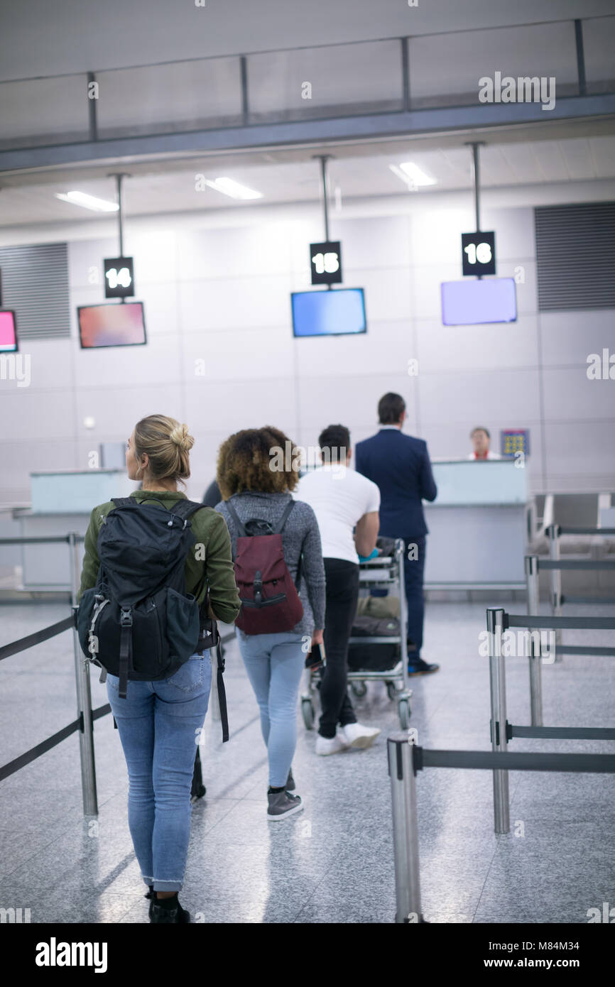 Les voyageurs debout dans la file d'attente pour le check-in Banque D'Images