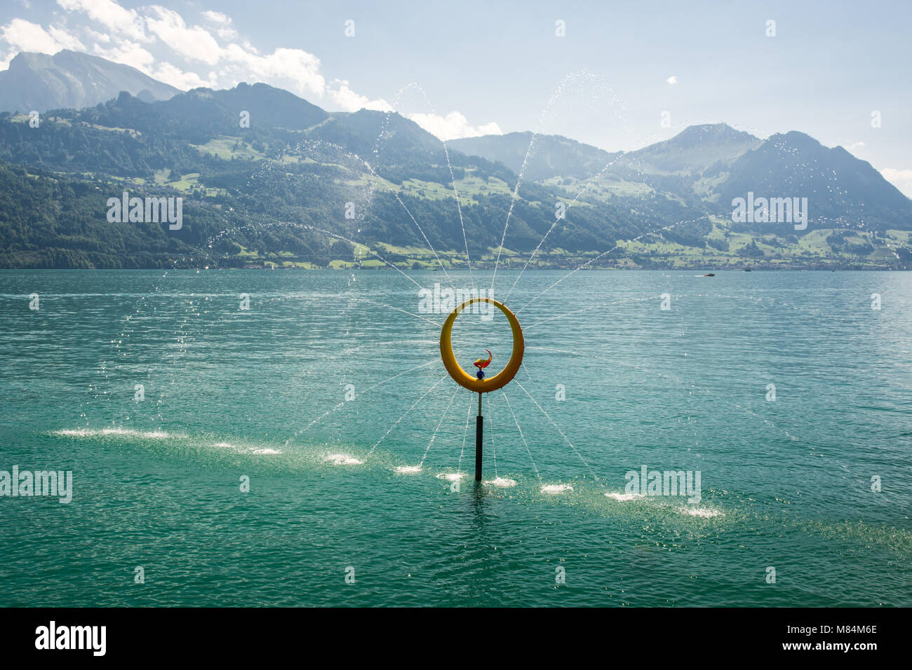 Petite fontaine sur le lac de Lucerne en Suisse près de Gersau Banque D'Images