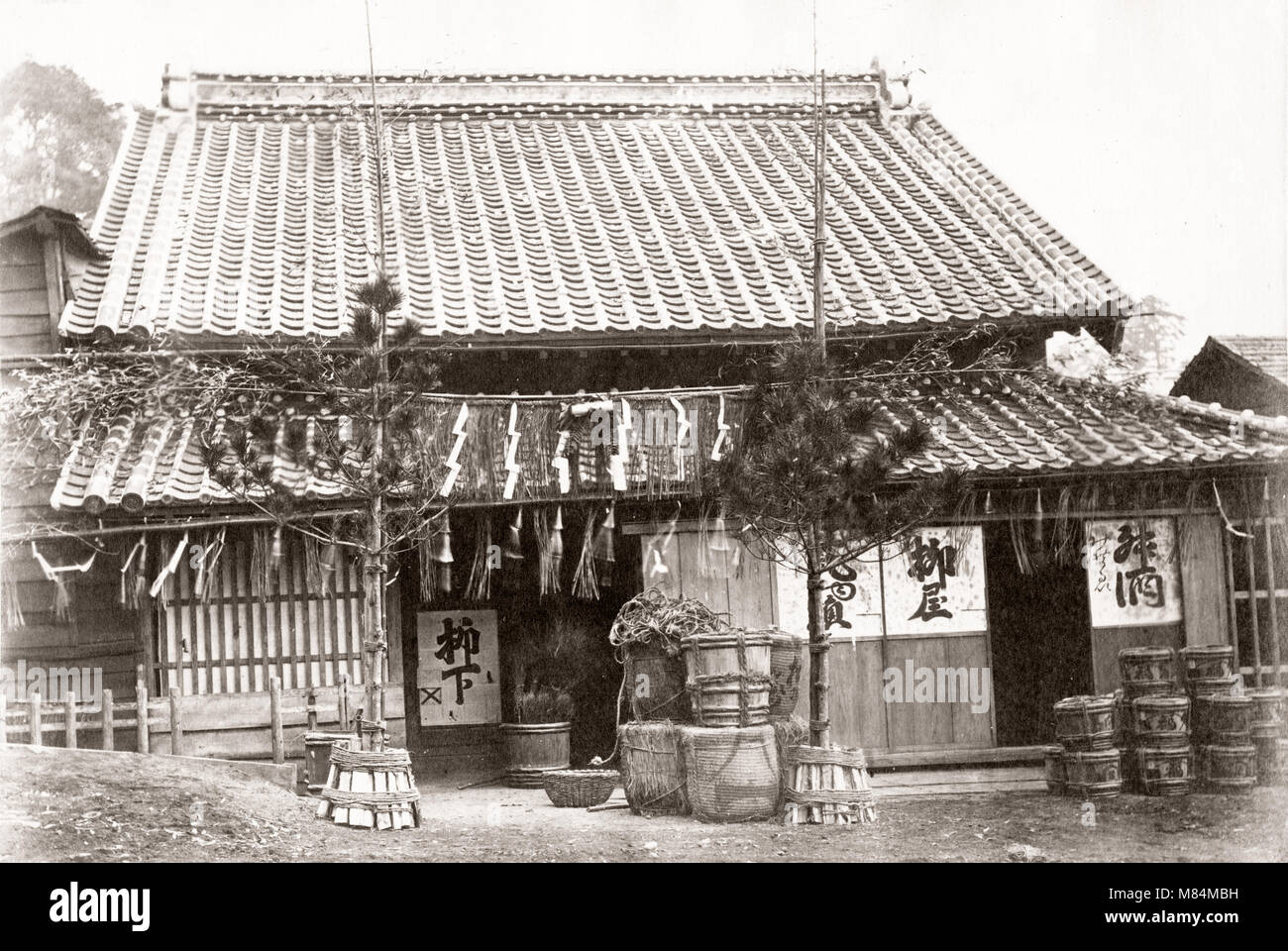 Japon - 1871 Japnese boutique avec des décorations du nouvel an - de 'l'Extrême-Orient" Banque D'Images