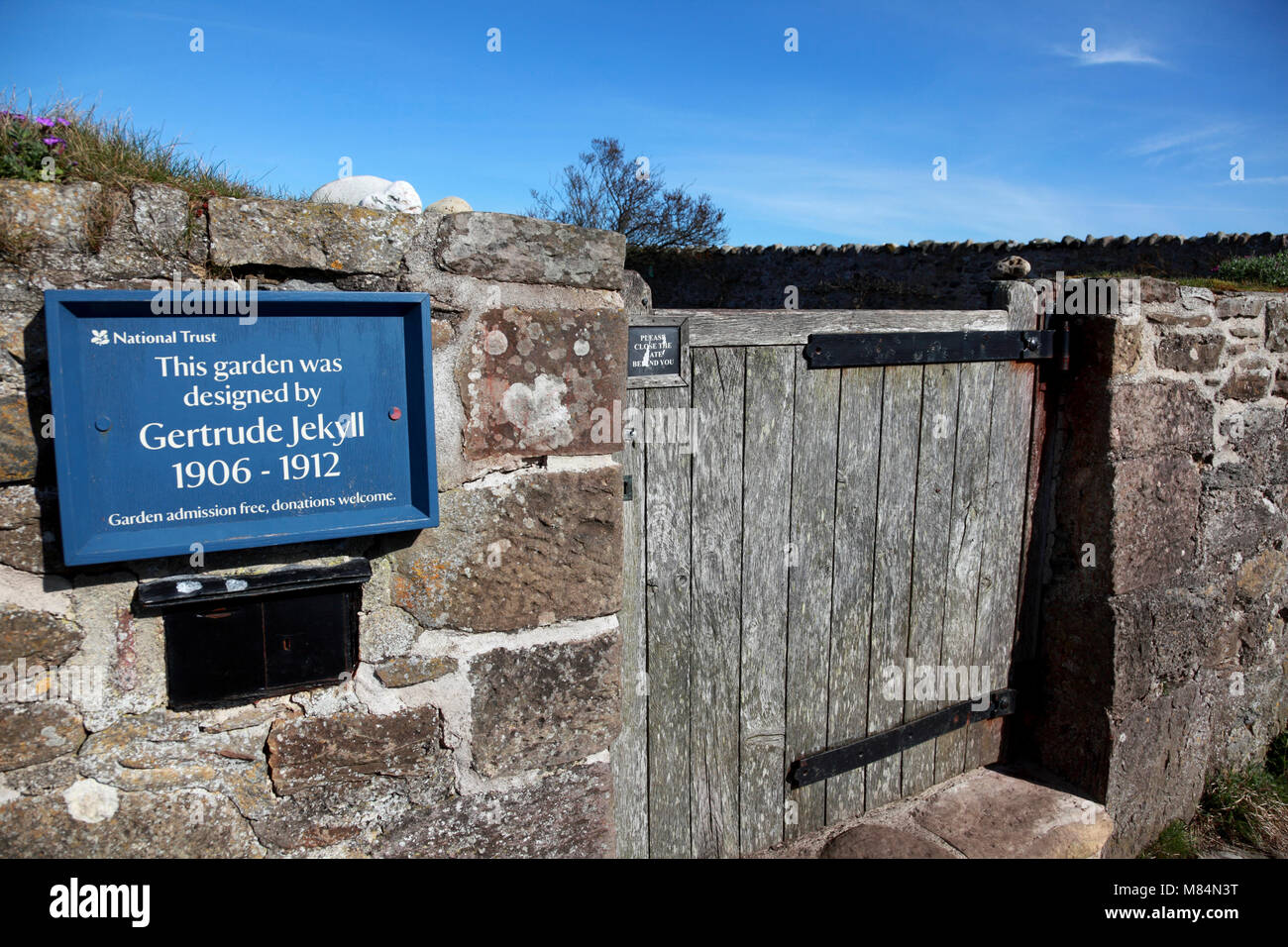 L'entrée du jardin clos conçu par Gertrude Jekyll sur Lindisfarne, Holy Island Banque D'Images L'entrée du jardin clos conçu par Gertrude Jekyll sur Lindisfarne, Holy Island Banque D'Images