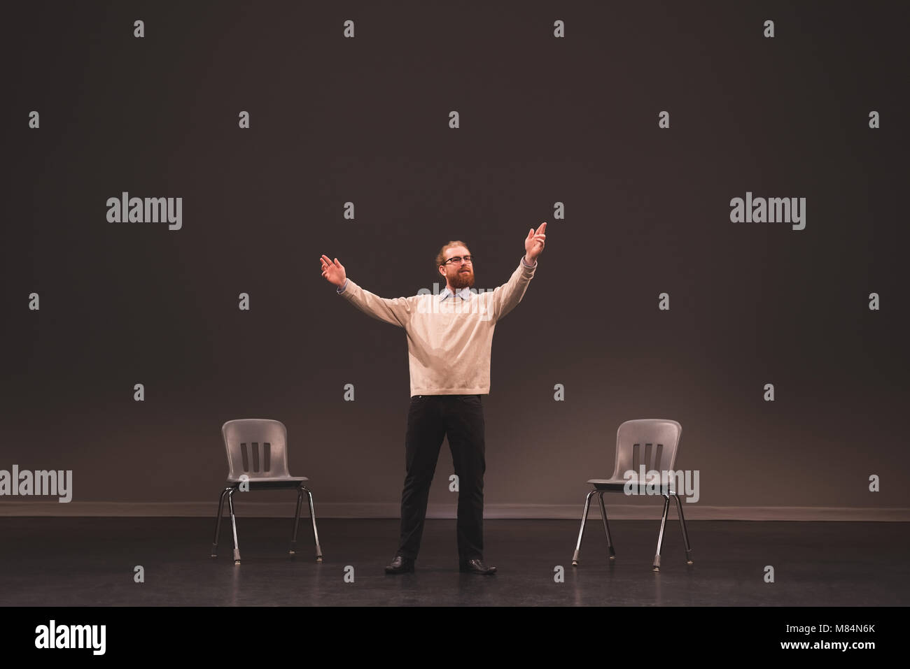 Acteur masculin rehearsing on stage Banque D'Images