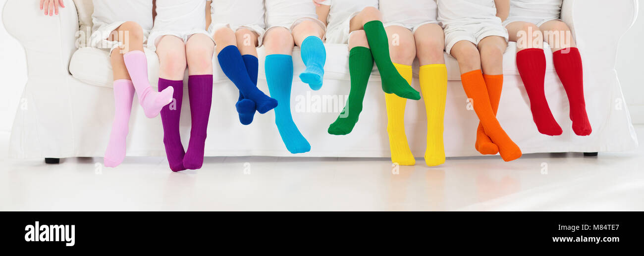 Les enfants portant des chaussettes arc-en-ciel de couleurs. Collection de  chaussures enfants. Variété d'étoffes de chaussettes et collants. Vêtements  pour enfants et vêtements. Kid fash Photo Stock - Alamy