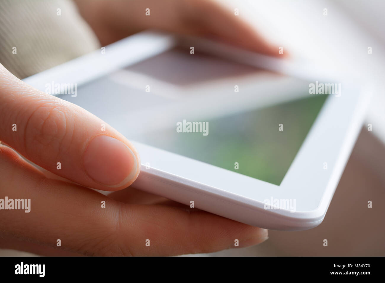 Woman Holding White Business Tablet en vue Paysage Banque D'Images