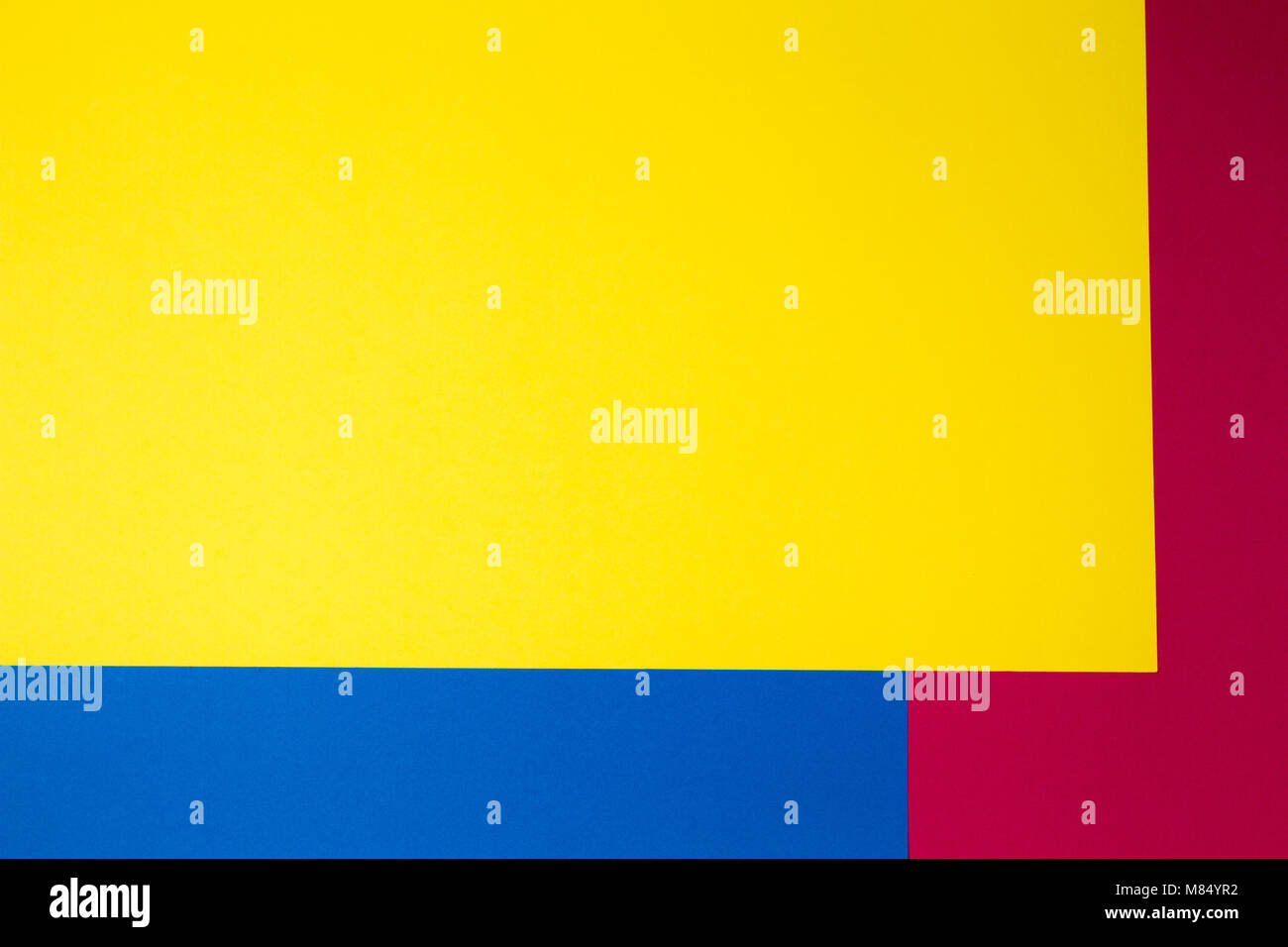 Documents couleur avec fond plat géométrie composition jaune, rouge et bleu Banque D'Images