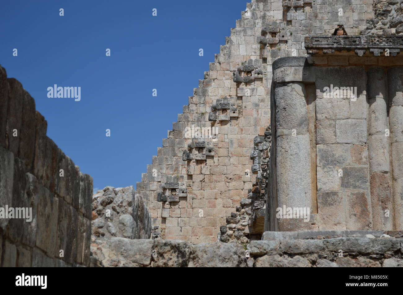 Les étapes menant à la partie supérieure de la Pyramide du Magicien à Uxmal, Mexique Banque D'Images