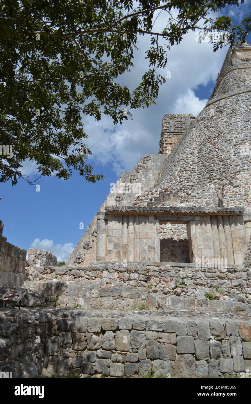 Les étapes menant à la partie supérieure de la Pyramide du Magicien à Uxmal, Mexique Banque D'Images
