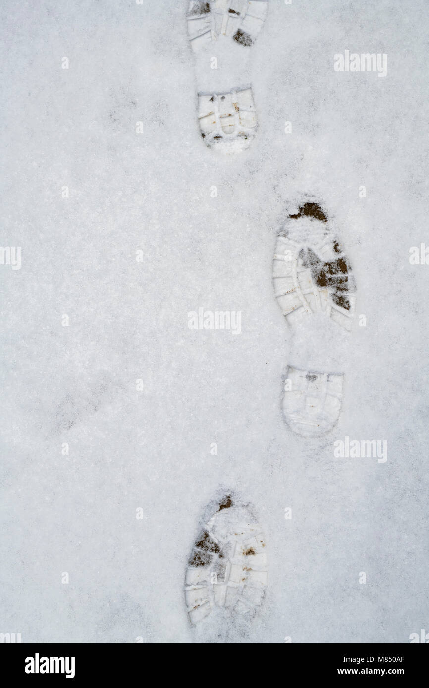 Boot imprime sur une chemin de jardin dans la neige. UK Banque D'Images