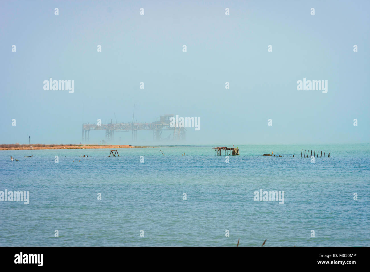 Ancienne plate-forme pétrolière dans la mer Caspienne en Azerbaïdjan Banque D'Images