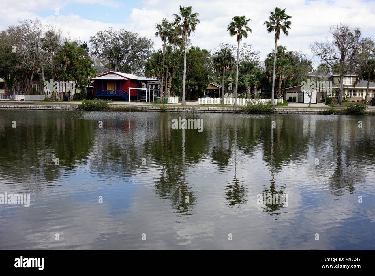 Maria Sanchez Lake et maisons bordant une banque, Saint Augustine, Floride Banque D'Images
