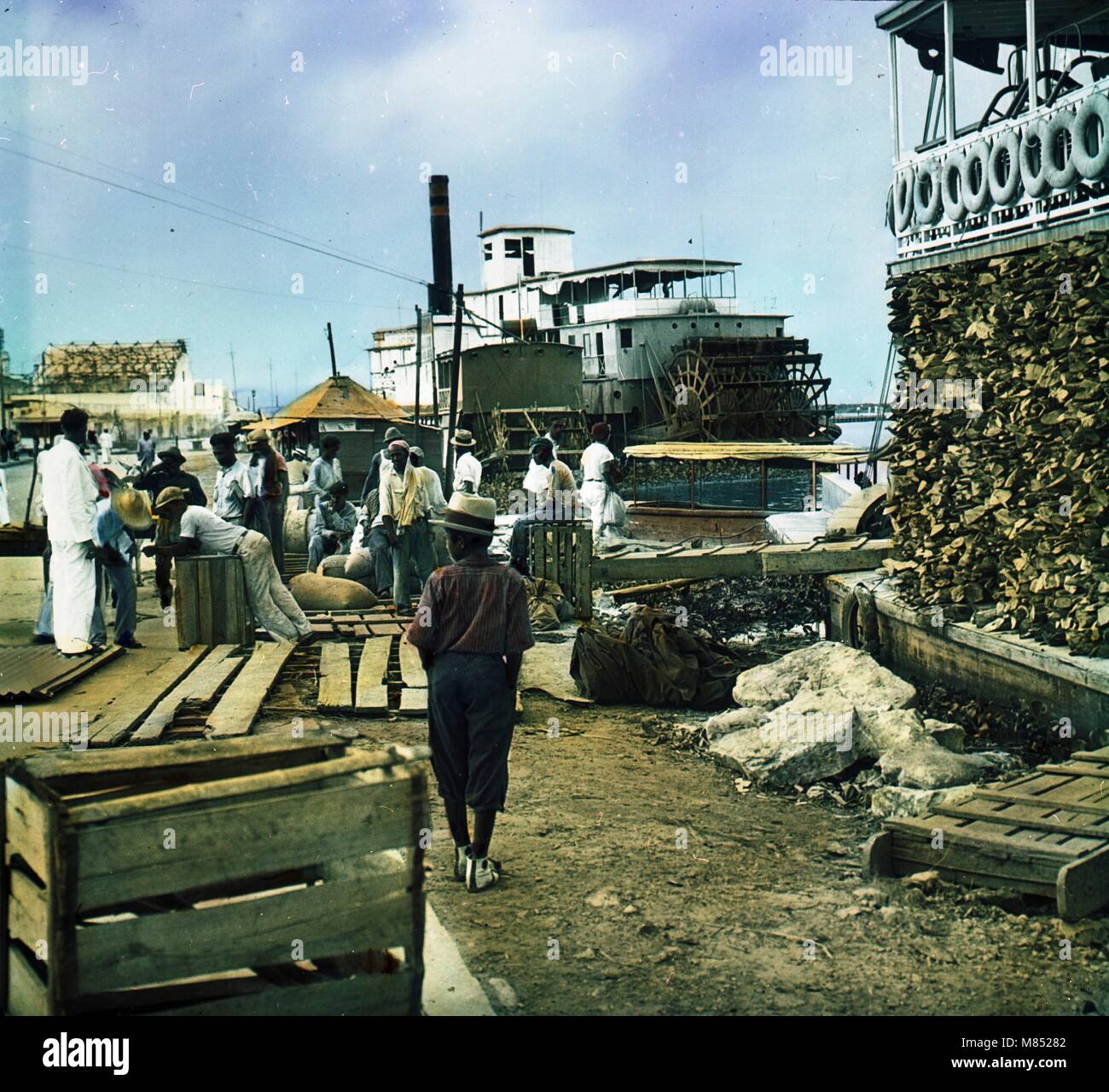 Photo colorisée des stevedores reposant sur le quai de Manaus, Brésil, 1911. (Photo de Burton Holmes) Banque D'Images