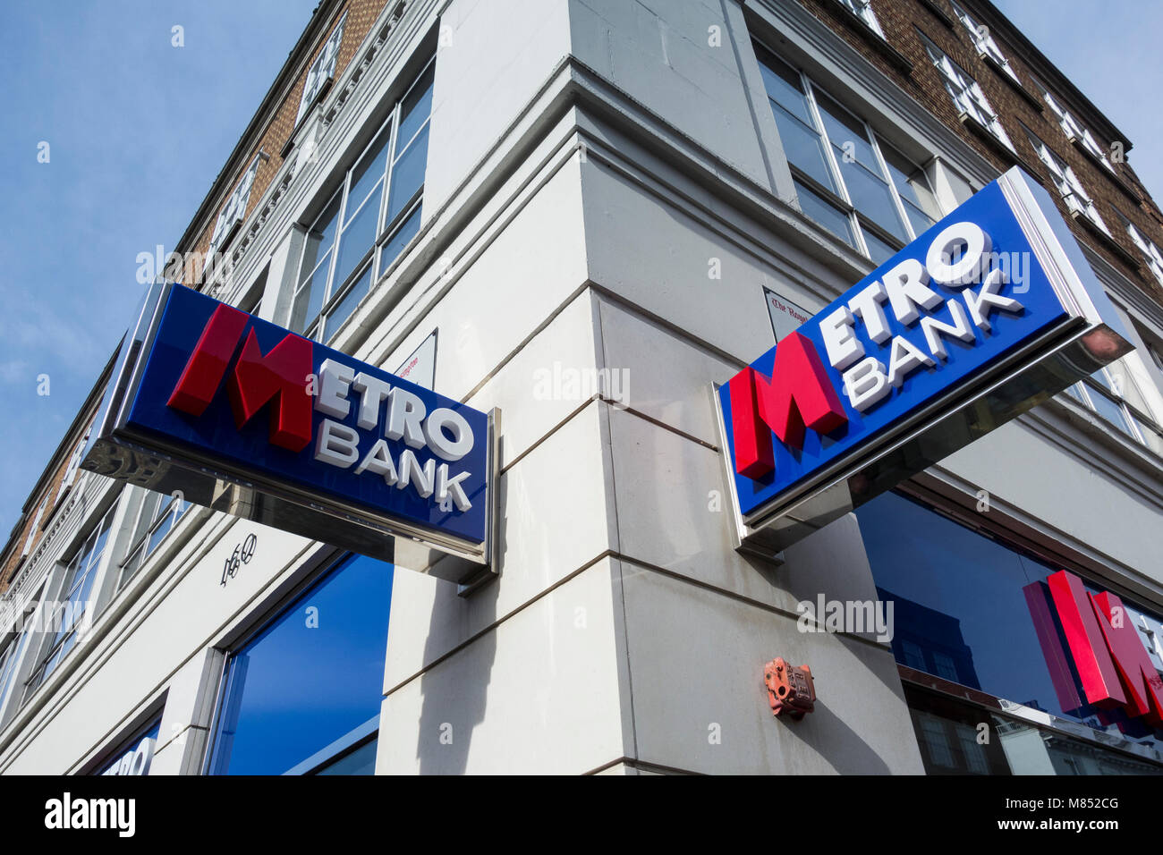 Banque Métro sur Kensington High Street, Kensington, London, UK Banque D'Images