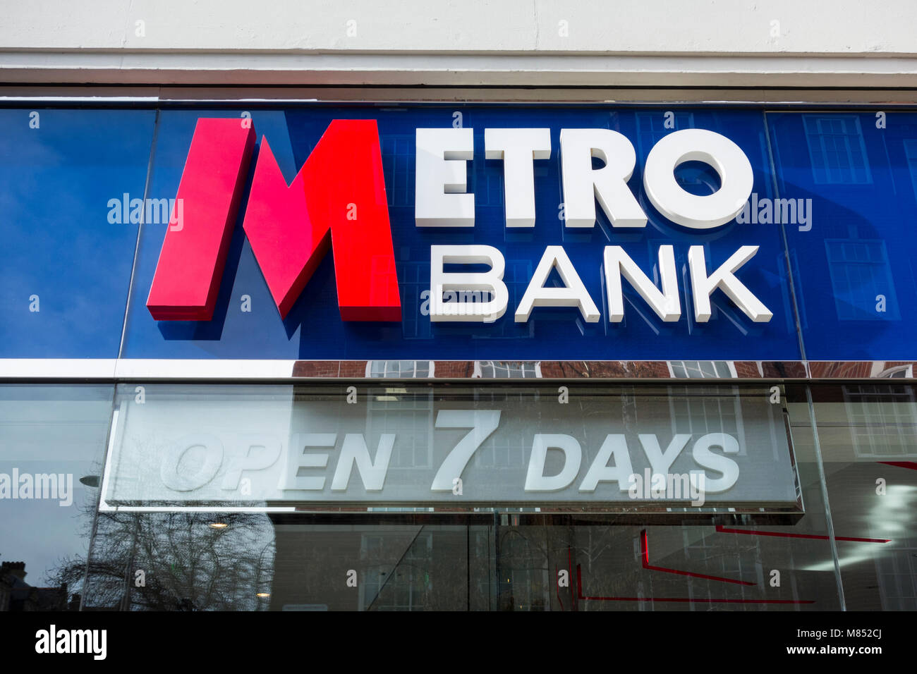 Banque Métro sur Kensington High Street, Kensington, London, UK Banque D'Images