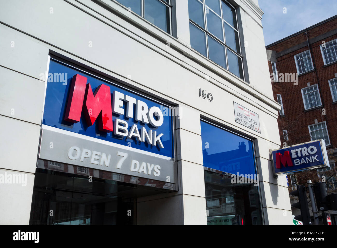 Gros plan de la signalisation Metro Bank sur Kensington High Street, Kensington, Londres, Royaume-Uni Banque D'Images